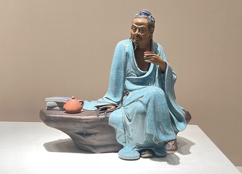 　原來廣東也有陶瓷文化，而且地位在全國也舉足輕重，在佛山也有陶瓷博物館。<br /><br />　在佛山石灣陶瓷始燒于唐宋時期，明清達到鼎盛。早在幾百年前，石灣陶瓷就與中國絲綢一同從廣州出口運往世界各地，深受各國人士的喜愛和讚賞，並被許多國際知名收藏家和博物館收藏。石灣陶瓷藝術題材廣泛，尤以漁、樵、耕、讀等為典型。人稱“石灣公仔”的石灣陶瓷造型古樸自然、生動傳神、質地堅固，其釉彩具有渾厚樸實的特點和濃厚的鄉土氣息。