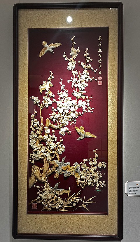 　潮州麥稈剪貼畫，是在潮州麥稈編織技藝的基礎上發展起來的，潮州麥稈編織技藝的出現，其時間可追溯到中原人初始移民遷徒到潮州的時期。每逢清明時節，民間藝人便採用剛收割的麥稈編織成籃、笠帽、桌椅、轎子、扇子、駿馬等工藝小品，賣給城裡下鄉的掃墓人。潮州麥稈編織技藝經過民間藝人的改良，在唐朝之後演變成為麥稈花畫，後經歷代藝人地不斷創新發展，便成為現在的潮州麥稈剪貼畫。