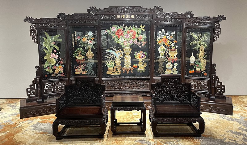 　潮州木雕，潮州木雕源遠流長，發展於唐宋，成熟於明末，至清中晚期達到鼎盛。