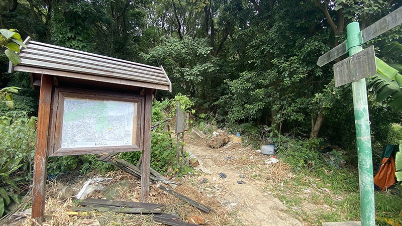 　過了井欄樹村屋後，在郊遊徑指示牌旁的小路上山。