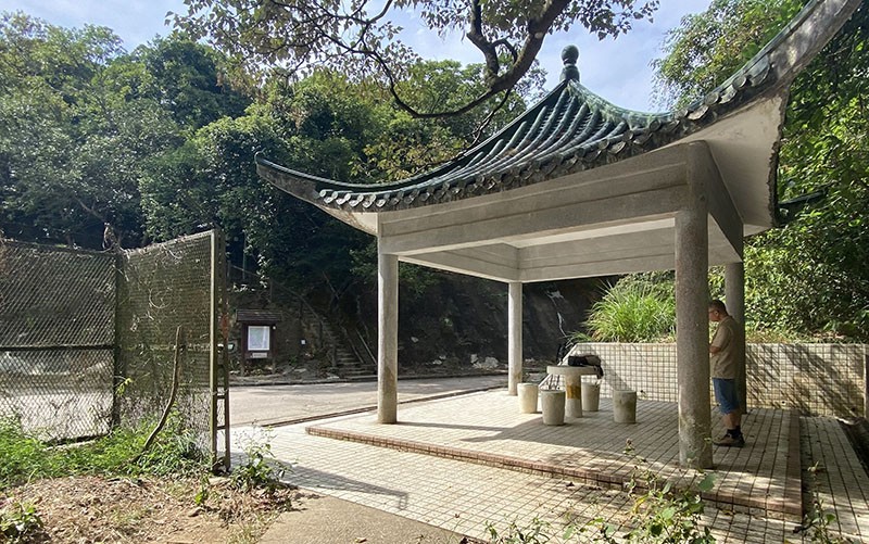 　沿古道行走不久，即可連接下坡路降至大藍湖的引水道。中午十二點半，有涼亭可坐下來來個午餐。