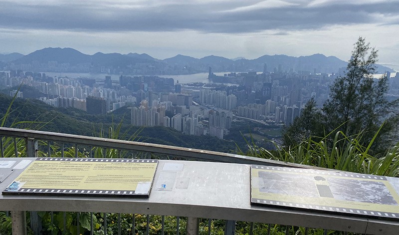 　半山腰觀景台，以前在這裡可欣賞飛機起降啟德機場。