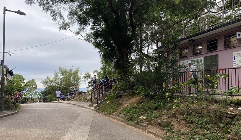 　沙田坳除了有廁所外，還有士多及休息地方。休息完繼續第五段的行程。