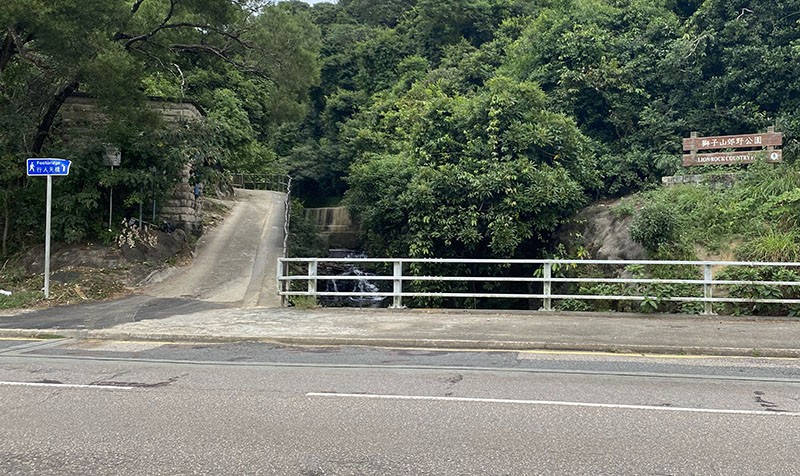　經過五六公里的引水道終於到出口了，原來這段也是在獅子山郊野公園範圍裡。