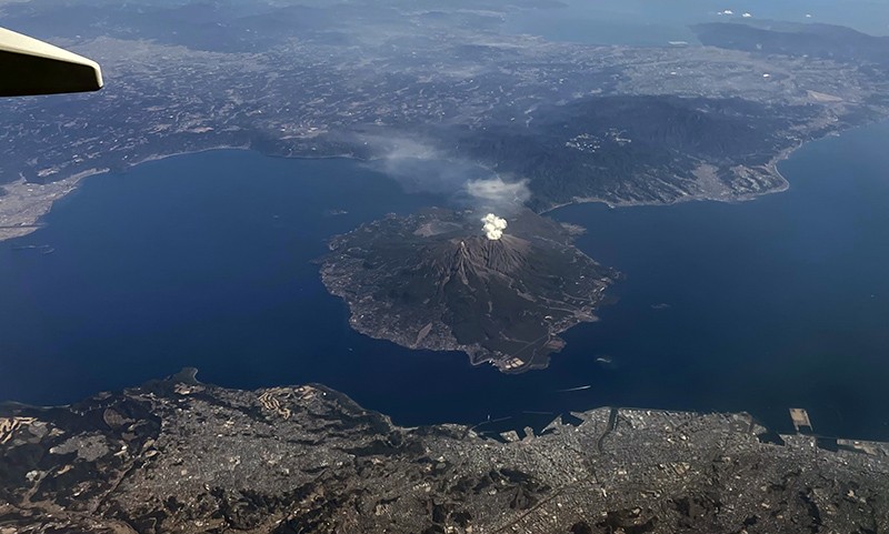 　仙台位於東京再北一些，還以為有機會能在空中看到富士山，但原來航線不同，還離富士山很遠，緣慳一面，不過還是能在空中看到火山小爆中，看地形好像是櫻島。