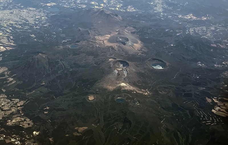 　沿途還能看到其他火山。