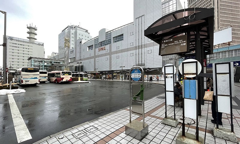 　山形市汽車總站，緊鄰JR車站，該也是山形市最熱鬧的地方。