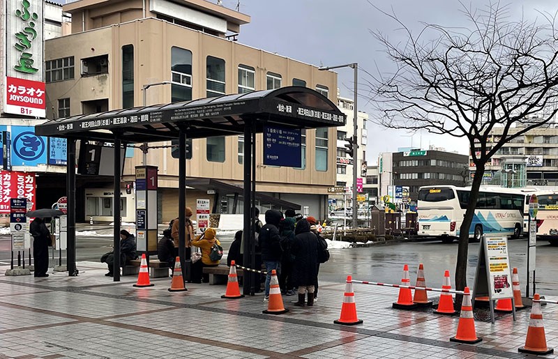 　山形市距藏王溫泉十幾公里，車程約40分鐘，每小時一班。平時都是長長的排隊人龍，看來大家都知道今天上山看到樹冰的機會不大。後來得悉，今天上山頂看樹冰的纜車因太大雪停運。