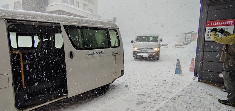 　藏王溫泉街在海拔800公尺的山上。車子上山時雪越下越大。知這一帶是日本豪雪區，來前對大雪都有些期待，想不到願望這麼快就可以實現。上山路上滿是積雪，路面積雪對非下雪地區來的駕駛者來說已是挑戰，斜坡的雪路，對笨忍來說真不知怎辦。後來據說真有些自駕遊客只能停在半路不敢開上山，有前人也很不建議冬天自駕來這裡。