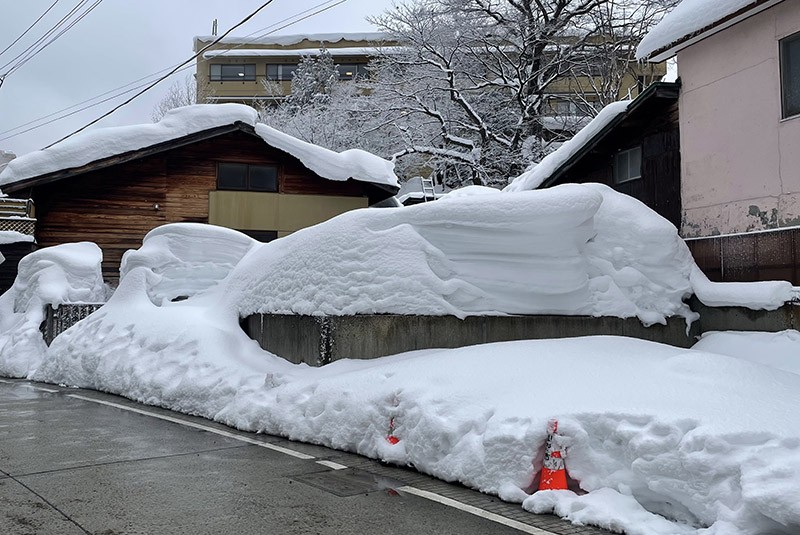 　旅館離車站約300米，冒著鵝毛大雪找旅館，第一感覺這裡衛生不太好，很臭。後來才想起這裡是溫泉區，到處充滿濃濃的硫磺味。難怪有些路面很多雪，有些無雪，沒雪的地方可能是有溫泉水。
