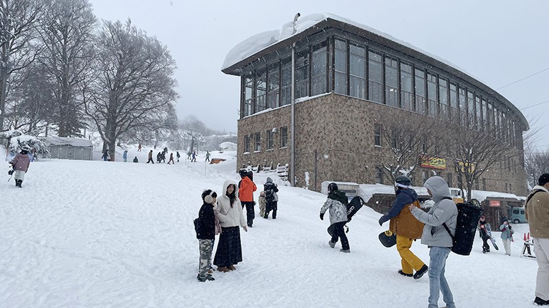 　安頓完就直奔滑雪場。