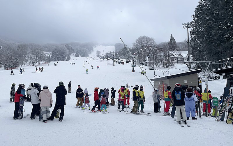 　滑雪場免門票，纜車票¥7,500/天，山上的住客¥6,800/天。<br /><br />　上之台入口，這裡的坡度很寬大，也不算陡，比較適合初學者。