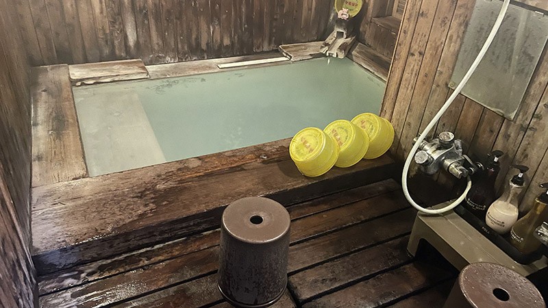 　我們旅館雖然比較普通，但也有一間公共小溫泉房，比較簡陋，但勞累一天，泡一泡溫泉很放鬆。