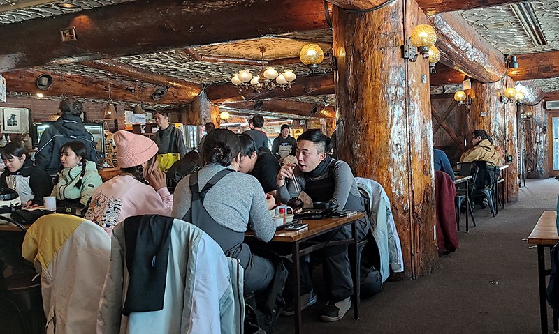 　樓上住宿，地下是餐廳及休息區，八九成滿，主要是年青人。