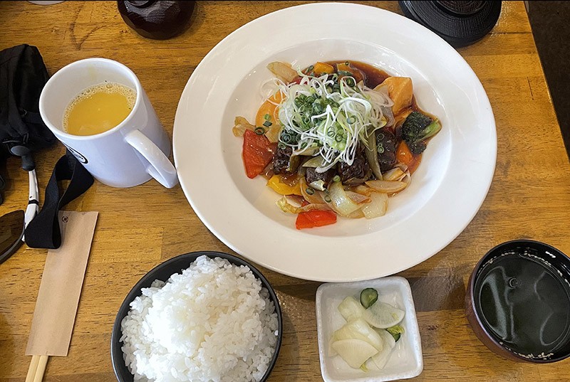 　燜腩飯，很合口味，¥2,500，考慮在山上及味道，個人覺得物有所值。