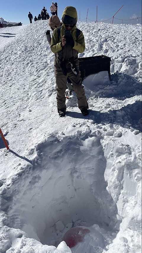 　原來地藏尊一早已被大雪完全覆蓋，但大家哪會放棄，硬在地下挖洞找地藏尊，地藏尊果然沒叫錯，看來也可以叫土地公。