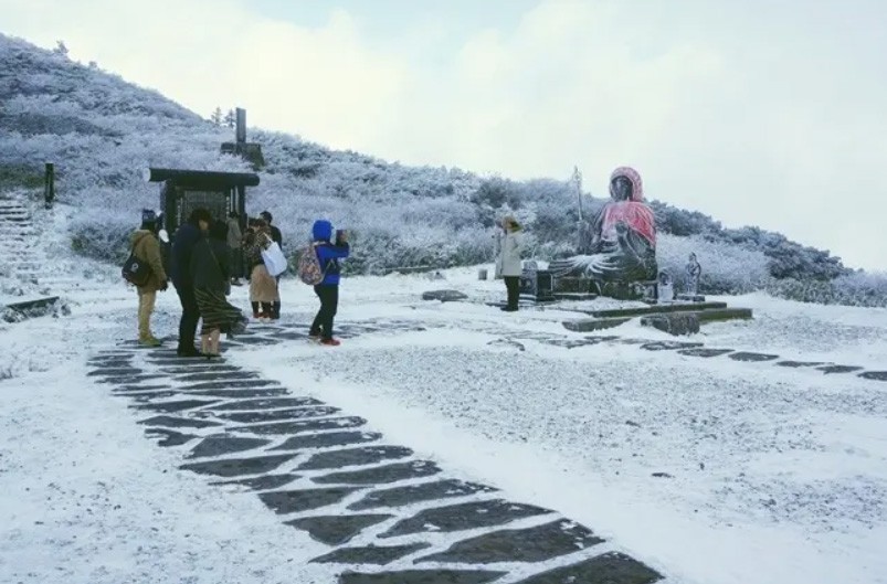 　雪季前的地藏尊，原來高度都有 2.46米。據說藏王地藏尊是為祈禱登山客的安全而建立，傳說地藏尊完工後，整個藏王連峰的山難事件大大減少!<br /><br />　當時奇怪奉納箱比地藏尊還低為何沒被埋? 原來奉納箱會由工作人員每日下班前收起來，隔天纜車開工時再拿出來放。
