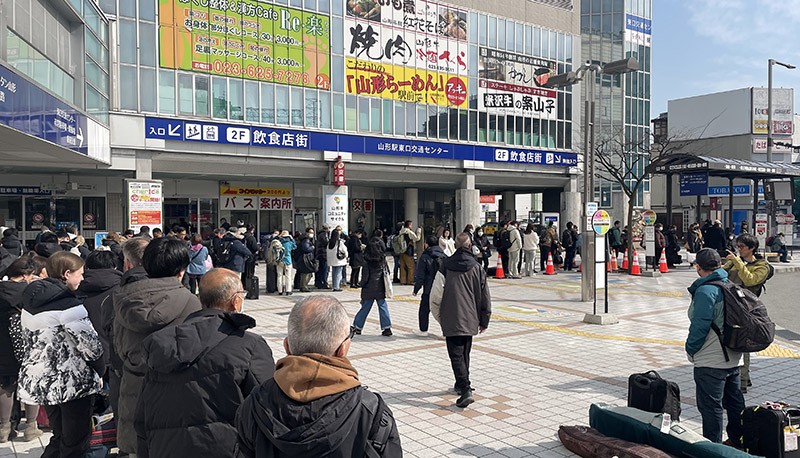 　重回山形市，很多中在排隊坐車去藏王看樹冰。