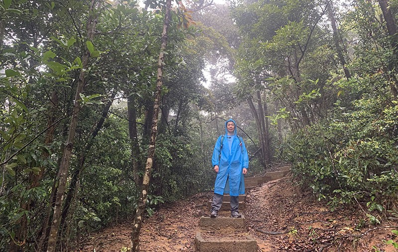 　清明時節雨紛紛，天氣果如預測那樣有小微雨，正好為一個多月後的陡步旅行預演。一開始覺得小微雨穿雨衣正好，但一開始就是連續不斷的上坡，身沒給雨淋濕但快給汗水濕透了。