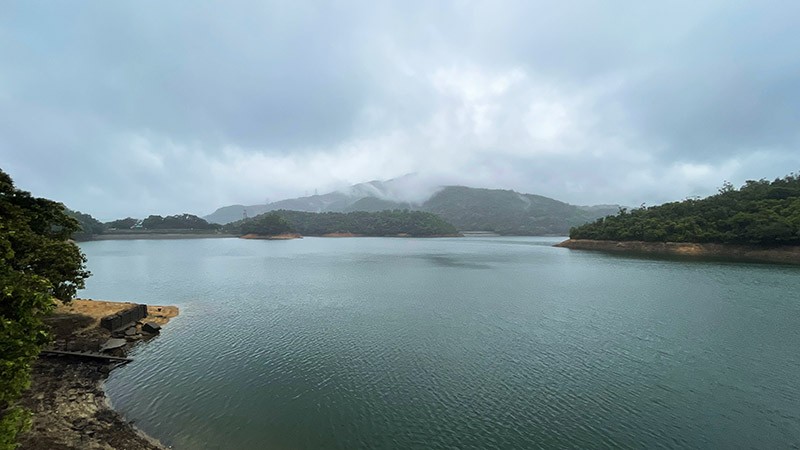 　終點是城門水塘，規模不小。後方為大帽山。