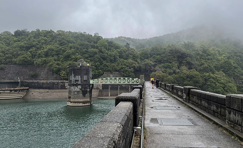 　水塘主壩，與其他水塘設施一齊列為香港一級歷史建築。