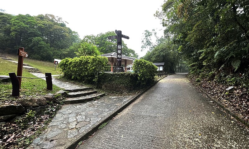 　輕輕鬆鬆爬升到鉛礦坳。直走就是下山結束衛奕信徑第七段。<br /><br />　在此叒見麥理浩徑，這裡也是麥理浩徑第七第八段的分界點，針山與大帽山之間的山坳，已完全沒印象了。