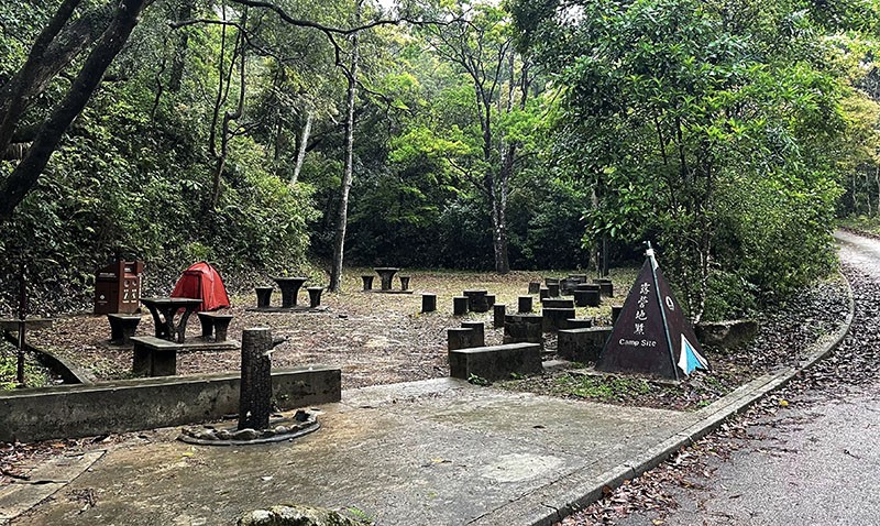 　附近設施完善，既有公廁淋浴間，也有露營地。