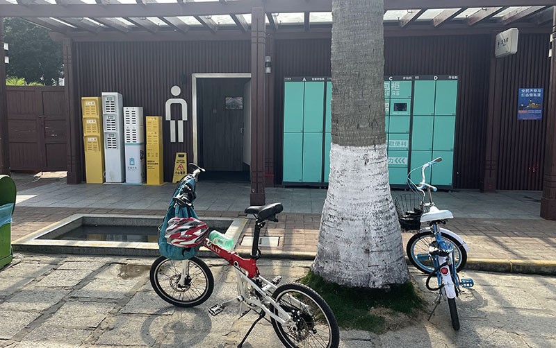 　報失完馬上回踩驛站，當時單車就放在此，廁所內還可見單車後轆，當時只擔心給人推走單車沒想過給人拿掛包，想不到半分鐘就沒了。
