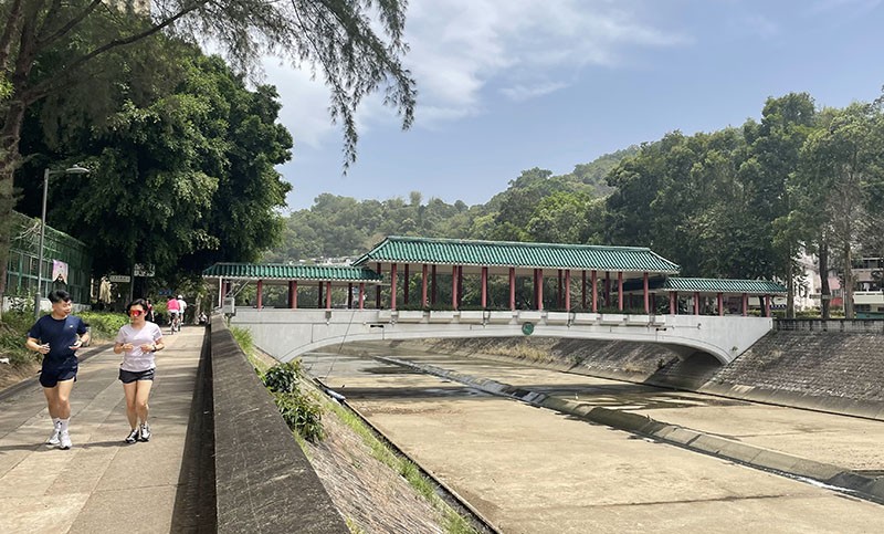 　過了林村河。