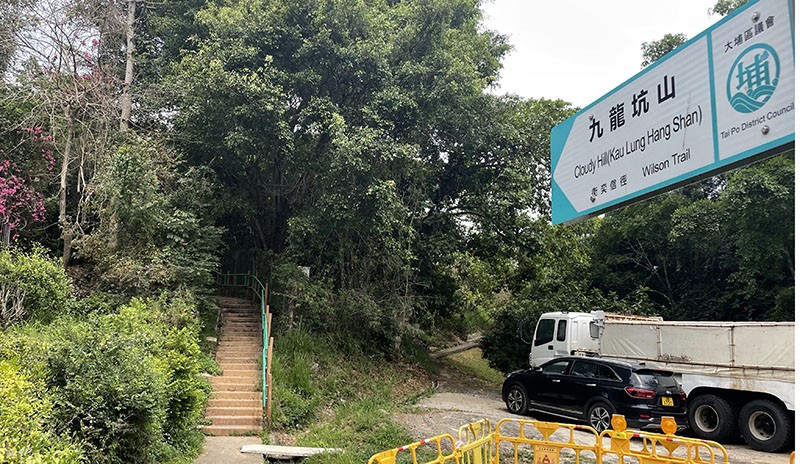 　經過幾個村來到九龍坑山下。附近有公廁可以先休整一下再上山。