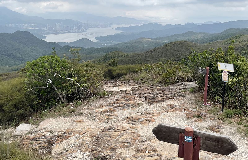 　山上視野開闊，北望似是沙頭角海，對面就是深圳了。