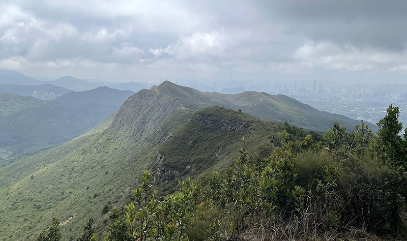 　屏風山到黃嶺一帶路線沿崖邊蜿蜒，沒什麼樹木，視野極廣，南望大美督三門仔等地。崖邊涼風習習，登高的好地方，該是香港最佳風景行山徑之一。附近一帶聽口音，遊客似比本地人還多。其實來這裡，從深圳過來可能比不少香港本地人來還更近。