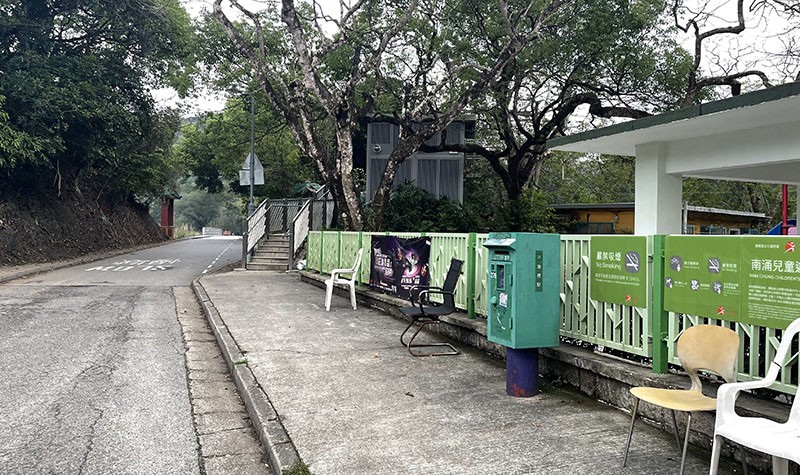 　村口小巴站，據說經常滿客。