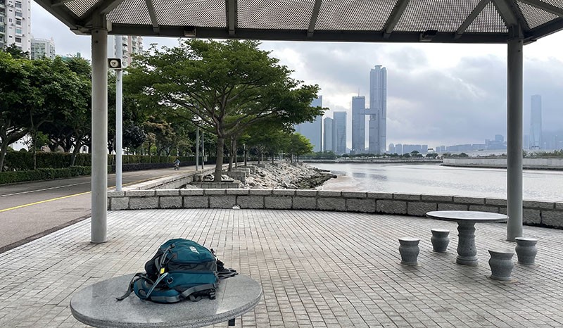 　馬不停蹄，第一次休息，原來到此已有12KM了。
