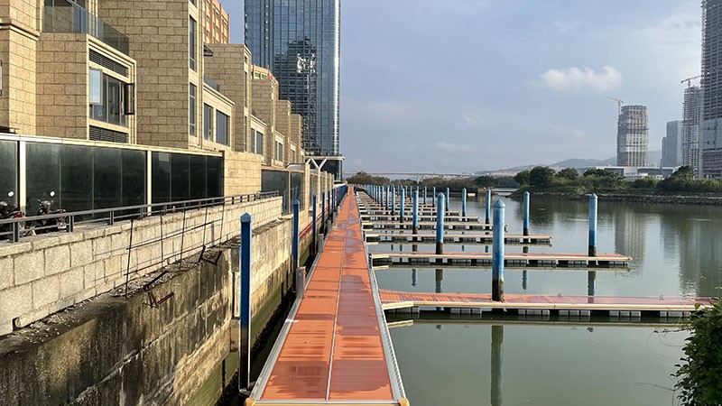 　英倫遊艇會酒店只是近幾年才建立，遠比兩單車徑遲立項，這都能通過，老板真是本事。