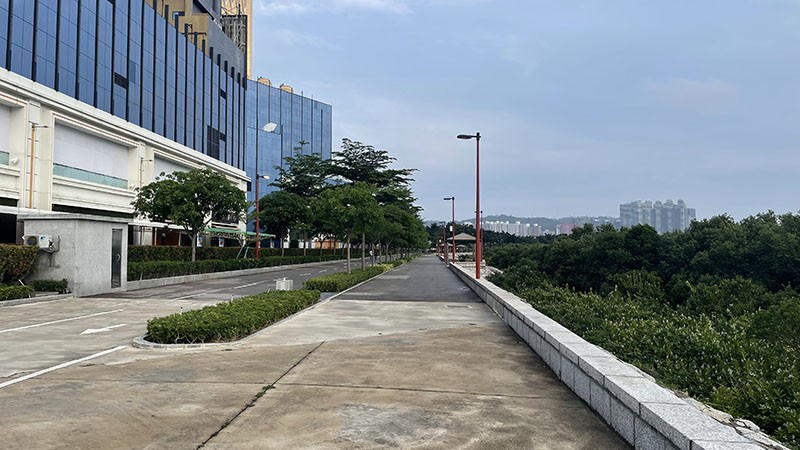 　蓮花路單車徑也延長到了百老匯後，無奈到遊艇泊位便要繞路了。