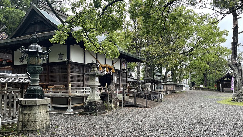 　鬥雞神社創立於西元 419 年，源自熊野本宮大社，熊野神被供奉在鬥雞神社。以前許多皇室和貴族參拜者都會在此處朝拜，祈求可以安全進入熊野神域。由於鬥雞神社供奉著熊野神祗，一些參拜者不會前往熊野的心臟地帶，而是在此祈禱，隨後從遠處參拜熊野三山。<br /><br />　而「熊野三山」並非指3座山，而是古道上最為知名的3大神社，分別為中邊路途中央的「熊野本宮大社」、中邊路尾段的「熊野那智大社」，以及位於新宮市區的「熊野速玉大社」。