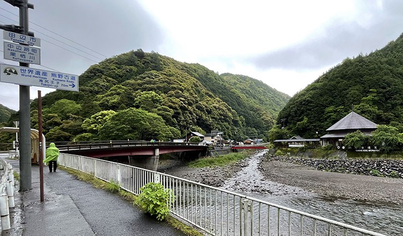 　約40分鐘的車程來到滝尻王子，滝尻是熊野古道參拜的傳統起點，這裡通常被認為是神話中的眾神之地和亡人之地的入口。