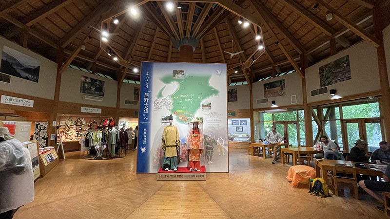 　附近有個熊野古道館，內有簡單介紹熊野古道。「熊野古道」位於橫跨和歌山縣、奈良縣及三重縣的紀伊山地範圍內，此處向來被日本人視為「神明居住的聖地」，人們相信到熊野參拜，就能將祈求來世幸福的願望上傳天聽。最早的參拜者可追溯於平安時代（西元794-1192年），包含皇族與大臣都曾由京都出發，不辭千里地穿越蓊鬱森林、悠長河川，來到清淨又隱密的宗教聖地。<br /><br />　2004年7月，聯合國教科文組織將「紀伊山地的聖地和朝聖路」列為世界遺產，距今已20載，此處仍保留著神道（日本崇拜大自然的傳統信仰）與佛教精神結合的文化及其景觀，而這些由參拜者一步一腳印走出來的山林路徑，則統稱為「熊野古道」。