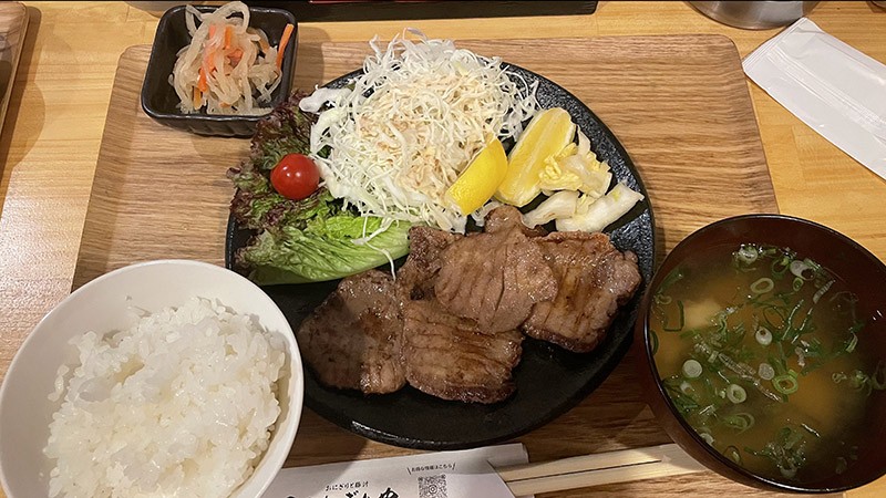　想快點到田邊市另一原因據說田邊市很小搵食艱難，不太想在日第一餐就要吃七仔。但小鎮並沒有想像小，晚上確是很寧靜，但車站附近的一條街挺熱鬧，很多居酒屋，主食還有一兩間未收，隨便點一個，日本吃東西很少令人失望。