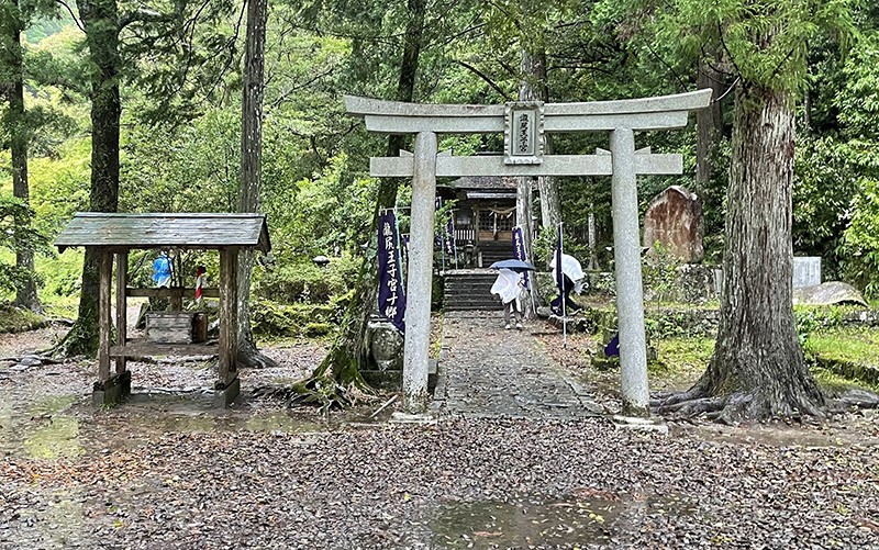 　起點就是滝尻王子神社，這些「王子」其實是小型神社，供奉著熊野神靈的子女，是過去參拜者建造祈求神靈保護並作為指引路途之用，因為數量眾多又稱「九十九王子神社」，可供朝聖者休憩、引路，沿路的「王子」多數都有蓋章點。