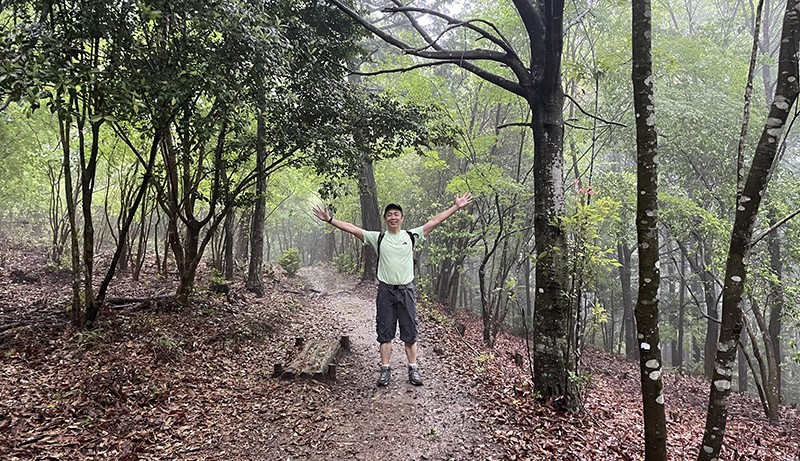　一公里後路也變平了，很好走；有些霧氣很有仙氣；也抛離人龍，清清靜靜，這才是理想中的行山。其實人不算太多，主要是多集中在這時間段出發。