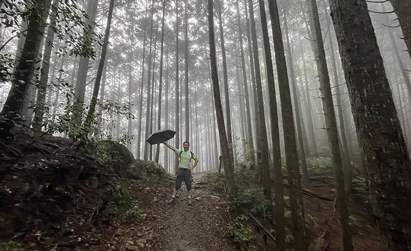 　這把小雨傘其實遮的不多，其實在起步的熊野古道館有雨衣賣，但早前雨天實習行山時，發現上坡穿雨衣，汗水也會把衣服濕透，那笨忍寧願給雨淋濕也不想給汗浸濕，幸好雨並不太大。