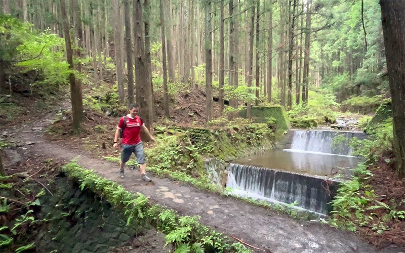 　小雨對行山影響其實不大，只是有時要注意腳下水跡。