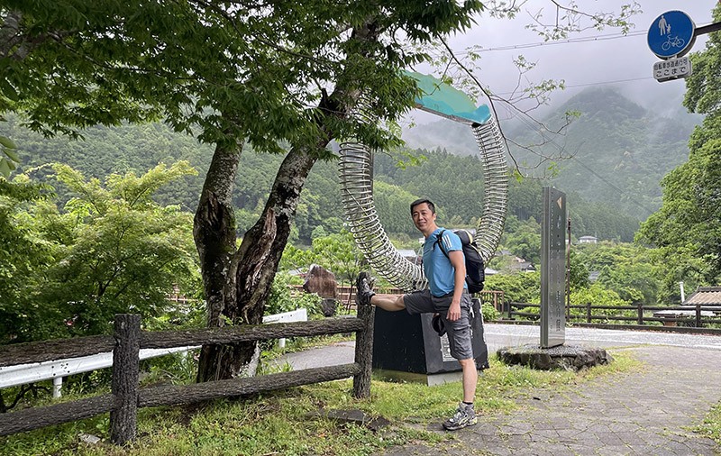 　昨日十幾公里輕輕鬆鬆，但今日二三十公里，已遠超出平時的訓練量了，出發前不敢怠慢，拉拉筋。