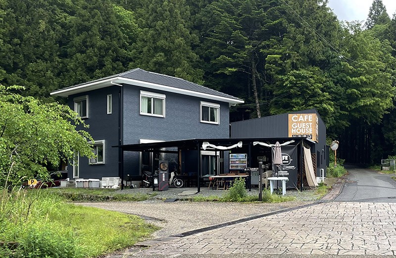 　近露村最後一間屋，見有CAFÉ ，但一樣無人。