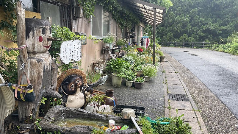 　今天的前幾公里都是水泥路，偶有幾間民宅，可能也做民宿。