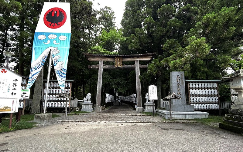 　下午四點到達熊野本宮大社，六條古道路線的匯集地，熊野信仰的核心。<br /><br />　熊野本宮大社是熊野三山之一、熊野三大神社之一，也是日本全國3000多座熊野神社的總本社，主祭神是家都美御子大神（阿彌陀如來）。