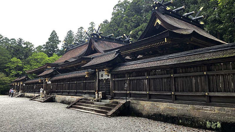 　穿過神門，映入眼簾的是一座有著柏樹皮屋頂的宏偉的神社建築。
