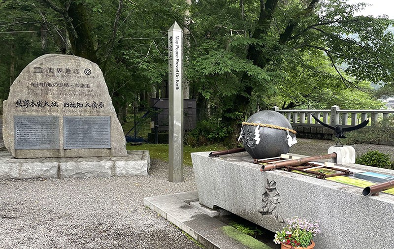 　其實原來的熊野本宮大社是在附近的沙洲上的大齋原，幾世紀以來，經過多次的火災與洪水，人們都還是以忠實原樣，虔誠的替神社重建，直到1889年的那場大洪水，吞沒了正殿，許多社殿也流失了，倖存的 4個社殿 搬遷到現在的熊野本宮大社所在地，利用災後留下的建材，精心重建。